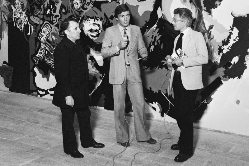 french journalists jean-pierre pernaut (c) and alain beverini (r) pose in front of a fresco by french painter raymond moretti (l) at the forum des halles in paris on august 21, 1979 (photo by georges pavunic   afp)