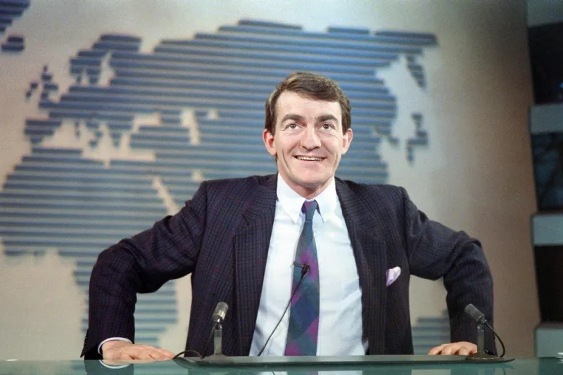 french journalist jean-pierre pernaut poses on a set of french tv channel tf1 in paris on february 22, 1988 (photo by georges bendrihem   afp)