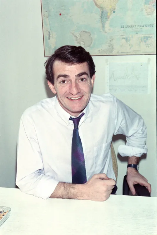 french journalist jean-pierre pernaut poses in his office at tf1 french tv headquarters in paris on february 17, 1988 (photo by georges bendrihem   afp)