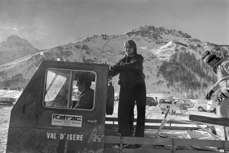 (archives) photo reçue en décembre 1971 du chanteur claude françois, sur une autochenille, au val d'izère (photo by afp)