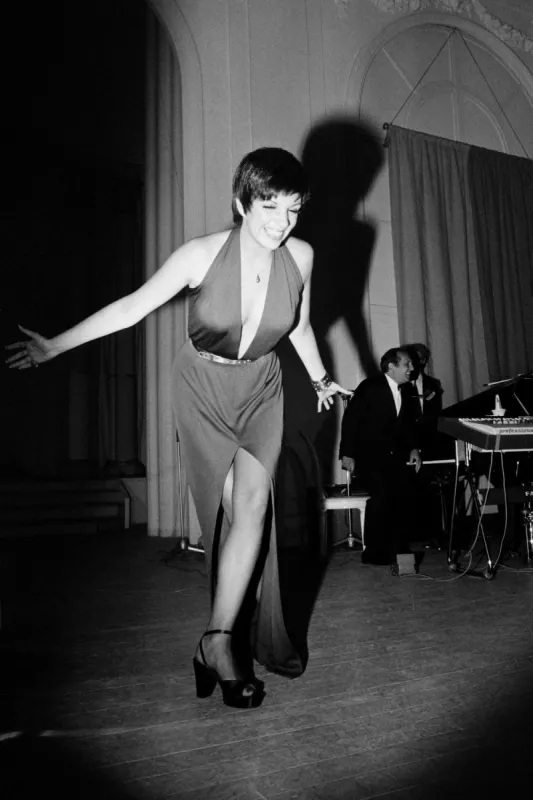photo taken on august 21, 1971 shows us singer liza minnelli performing in deauville (photo by jean-pierre prevel   afp)