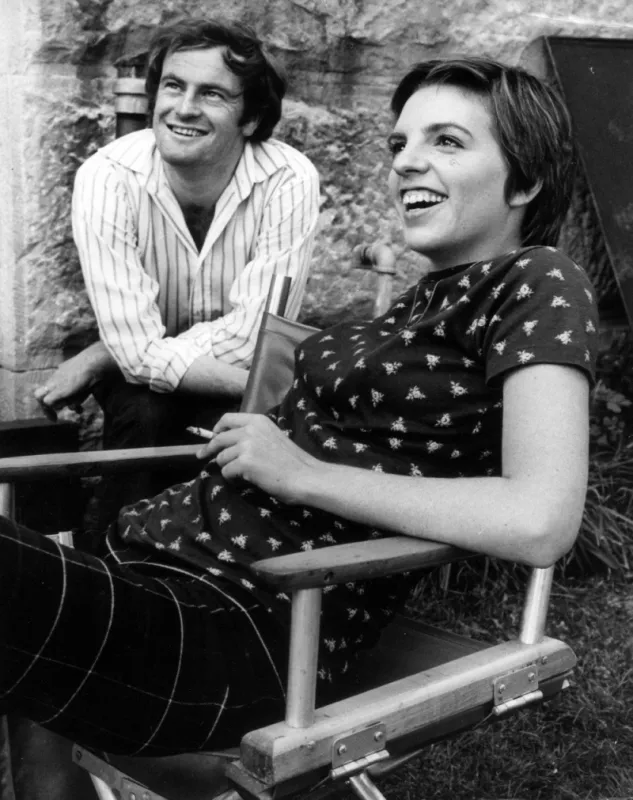 actor peter allen and his girlfriend liza minnelli behind the scene of filming the sterile cuckoo' in uk on 1969 photo by starstock photoshot abacapresscom , 492444 001 royaume uni united kingdom