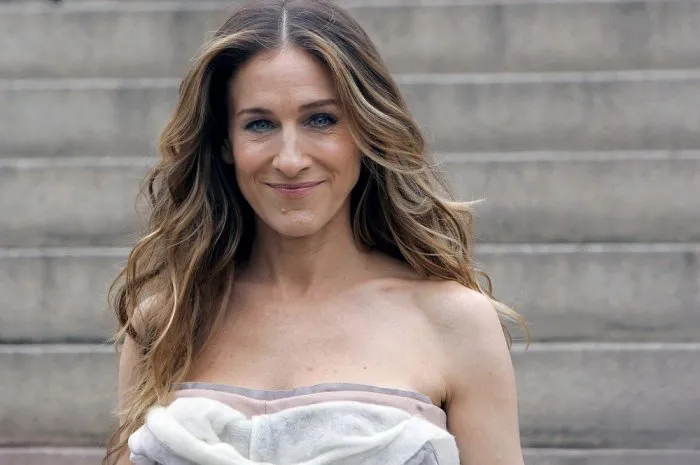 sarah jessica parker and chris noth photo shoot in a small boat - new york