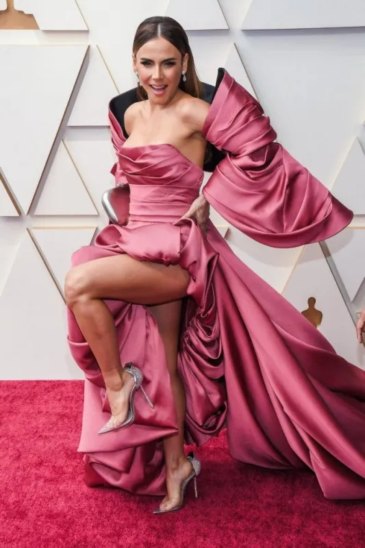carolina gaitan walking on the red carpet at the 94th academy awards held at the dolby theatre in hollywood, los angeles, ca, usa on march 27, 2022 photo by sthanlee b mirador spus abacapresscom