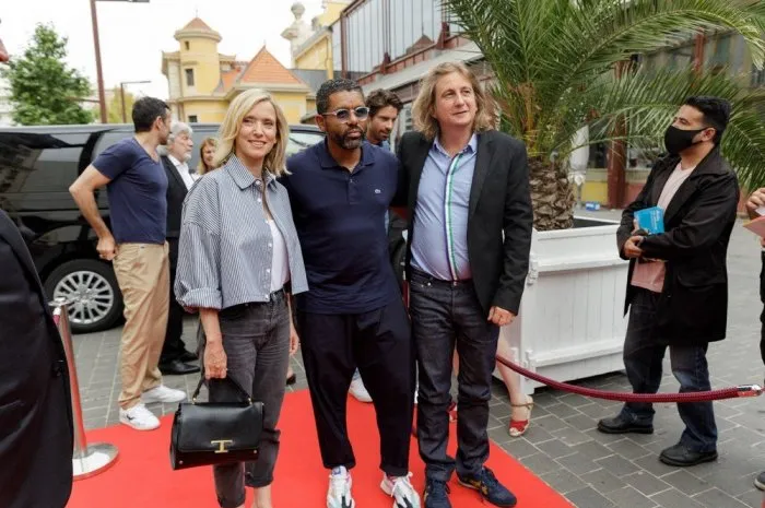 tom leeb, léa drucker, julien rambaldi and youssef hajdi attend the photocall for ca c’est la vie during the cineroman festival at cinema pathe gare du sud on june 20, 2021 in nice, france photo by lucie choquet abacapresscom , 769754 007 nice france