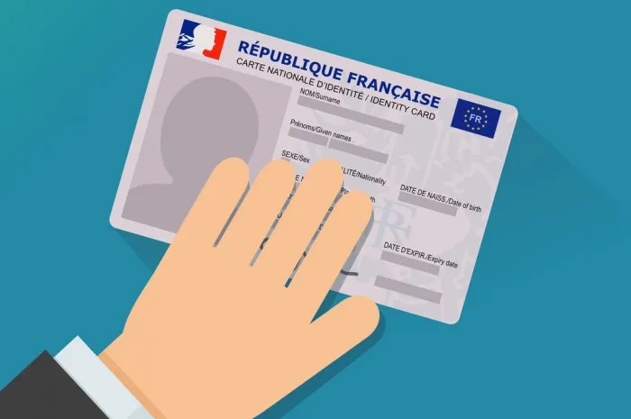representation in flat design style of a hand presenting the 2021 version of the french identity card on a blue background