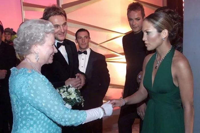 queen elizabeth meets jennifer lopez - london