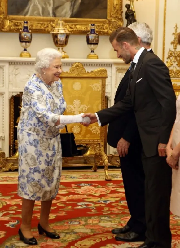 queen elizabeth ii greets david beckham as he attends the queen's young leaders awards at buckingham palace in london, uk, thursday june 23, 2016 photo by steve parsons pa wire abacapresscom , 552309 001 londres london royaume uni united kingdom