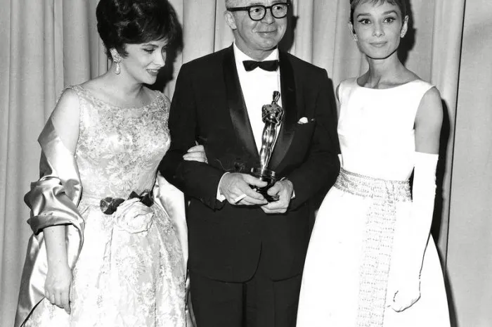 gina lollobrigida, billy wilder, audrey hepburn, at the 33rd annual academy awards, 1961 - photo by cinema publishers collection the hollywood archive abacapresscom <motcle99> academy awards oscar oscars award < motcle99> , 718864 089 hollywood