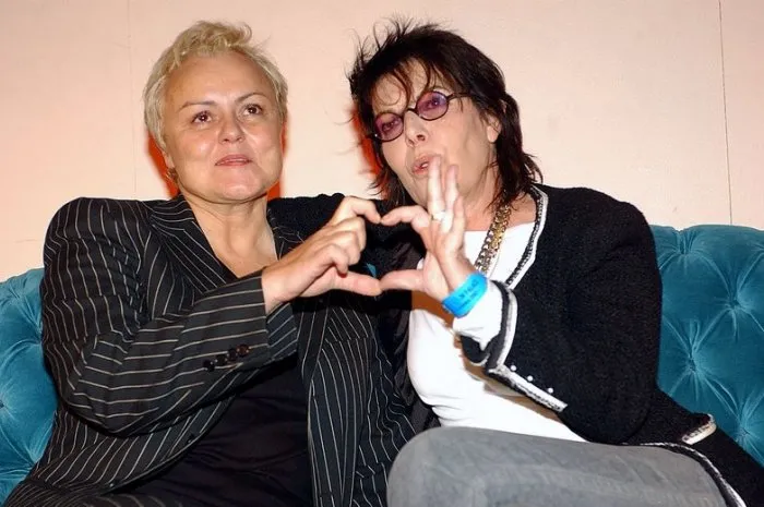 © giancarlo gorassini abaca 53491-6 paris-france, december 4, 2003 french humorist muriel robin (l) and singer dani (r) attend the opening of the store 'fnac forum' in paris <motcle99> france frankreich ile-de-france paris < motcle99>