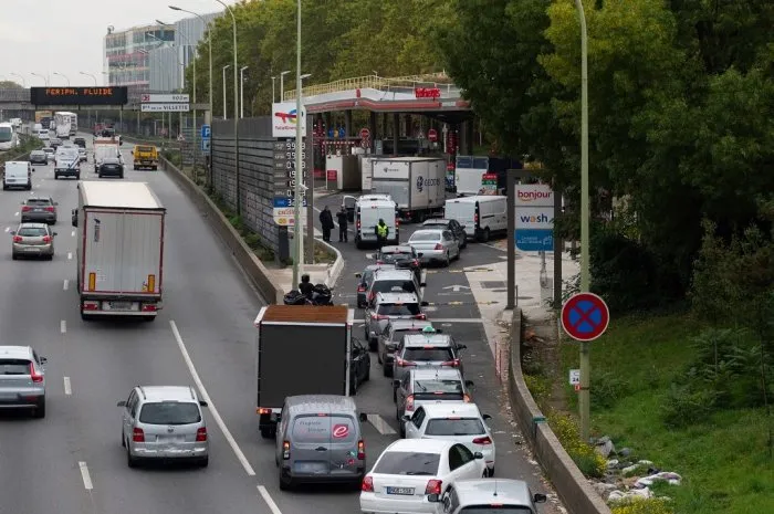 french oil workers vote to continue strike - paris