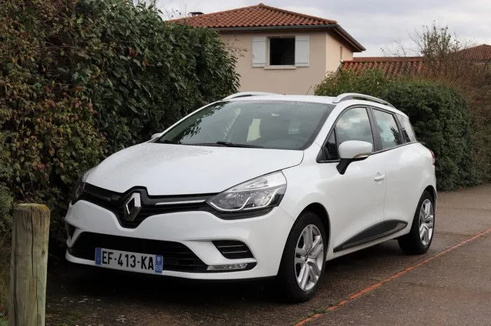 clio 4 estate, white 4-door sedan station wagon, town of corbas, rhône department, france