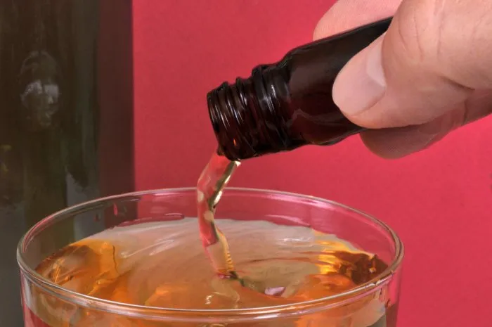 concept de verser du ghb dans un verre avec une fiole