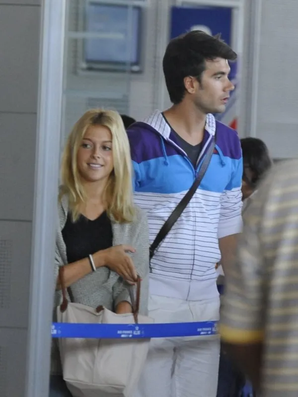 victoria monfort, frederic lama - les candidats de la nouvelle saison de pekin express arrivent a l'aeroport de roissy, france, le 30 juilet 2010 photo abacapresscom <motcle99> paparazzi pictures planque stake out < motcle99>