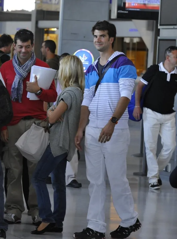 stephane plaza, frederic lama, victoria monfort - les candidats de la nouvelle saison de pekin express arrivent a l'aeroport de roissy, france, le 30 juilet 2010 photo abacapresscom <motcle99> paparazzi pictures planque stake out < motcle99>