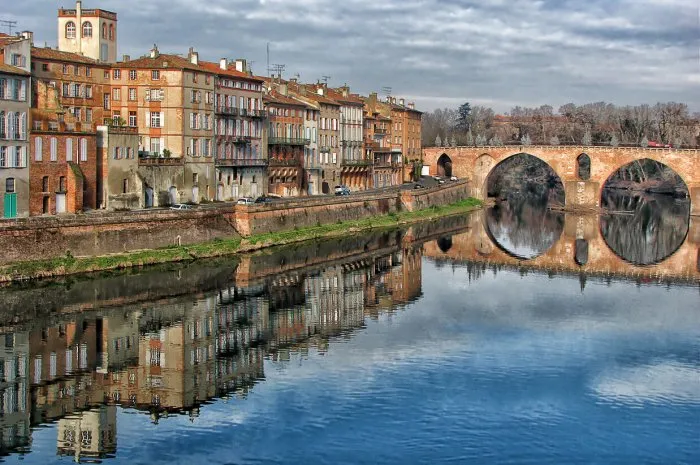 montauban on tarn river - old bridge