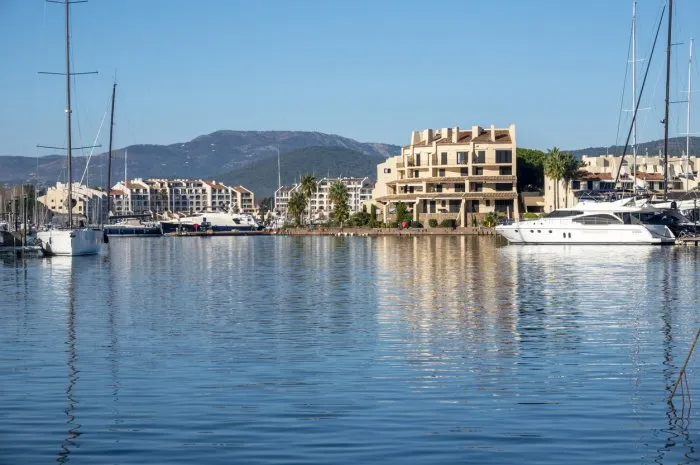 this marina is located at the bottom of the gulf of saint-tropez, les marines de cogolin is made up of 4 basins harbor sheltered from all winds in strong mistral and east wind, it is recommended to reinforce the mooring lines