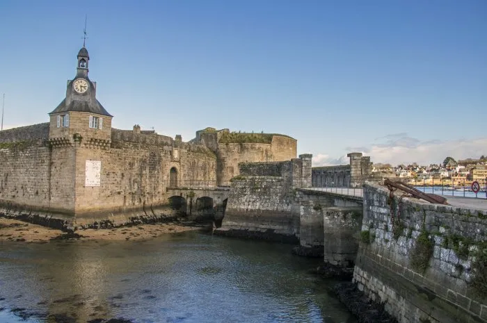shot of the walled city of concarneau built in 1285 by john ii of brittany and improved in 1680 by vauban at zoom 18 135, 200 iso, f 9, 1 160 second