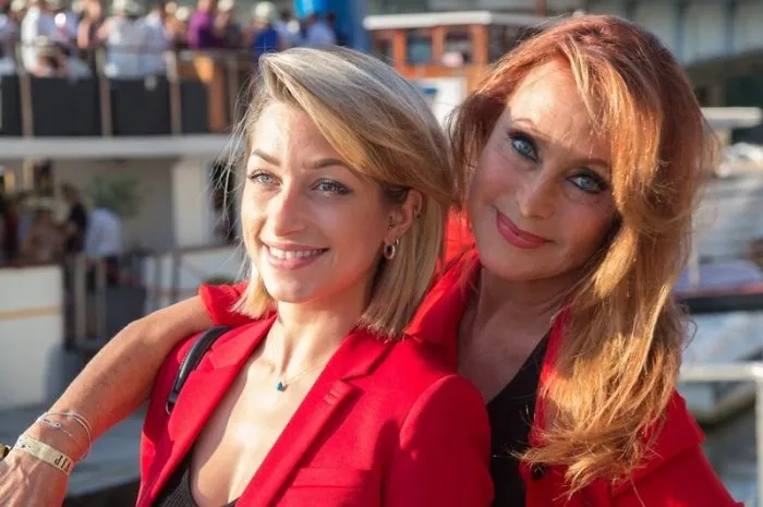 julie pietri avec sa fille manon lors 6 eme trophee de la petanque gastronomique au paris yacht marina, 28 juin 2018 a paris, france photo by nasser berzane abacapresscom , 642861 014 paris france