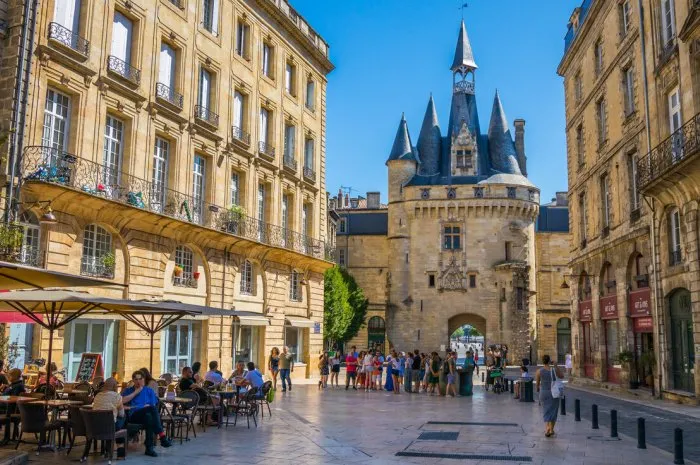 place du palais and it famous porte cailhau in bordeaux