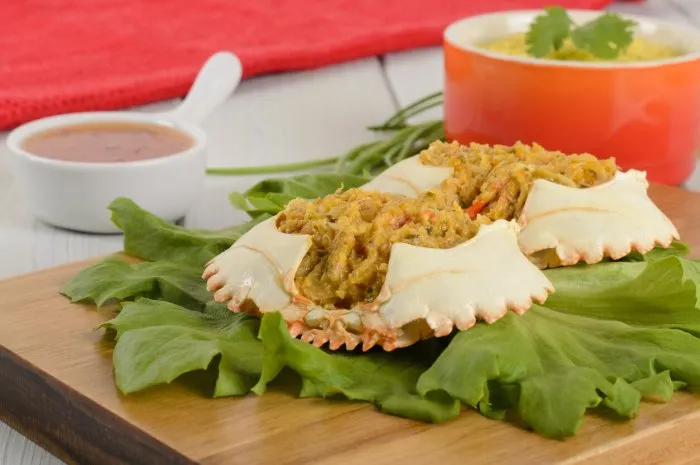 spicy dressed crab served with farora de dende and chili sauce
