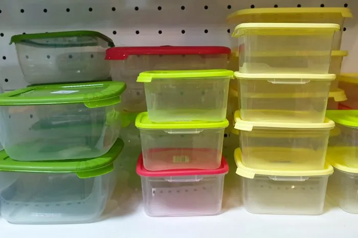 plastic containers, food containers, shelf, shop window