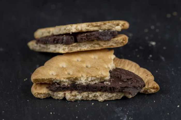 fresh crunchy cookies with chocolate filling , fresh crunchy sandwich cookies close-up