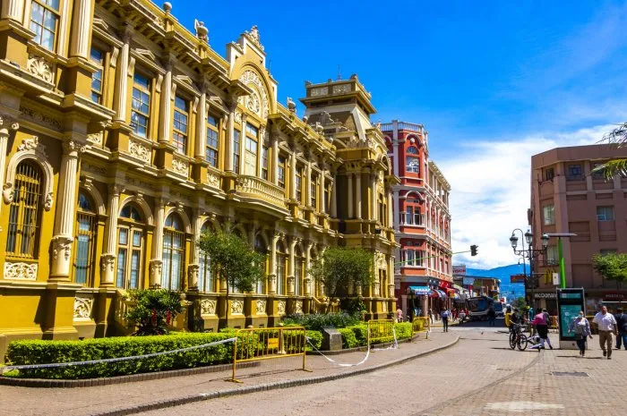 merced san josé costa rica 08 august 2021 colorful street with cars stores trade buildings houses architecture and people in merced san josé costa rica in central america