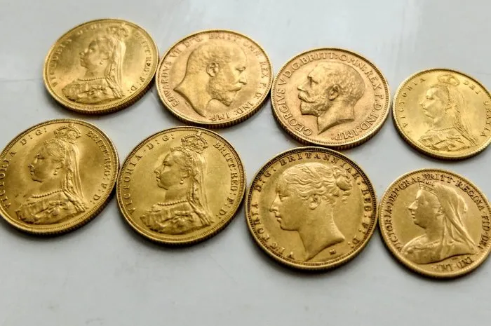 six full sovereigns and two half sovereigns,dating from 1885 to