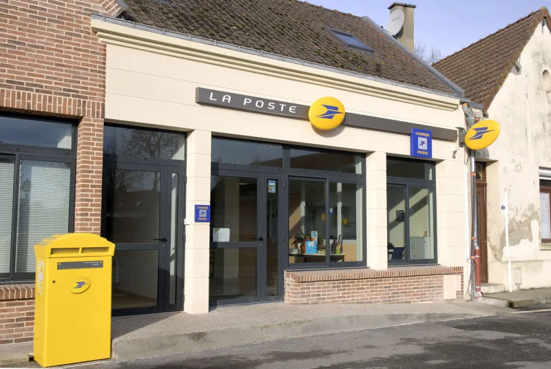 poste dans un village, agence postale