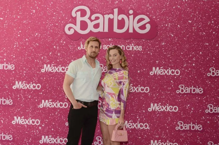 ryan gosling et margot robbie posent pour des photos lors du photocall du film 'barbie' au mexico city four sason hotel le 7 juillet 2023 à mexico city, mexique photo par carlos tischler eyepix group abacapresscom