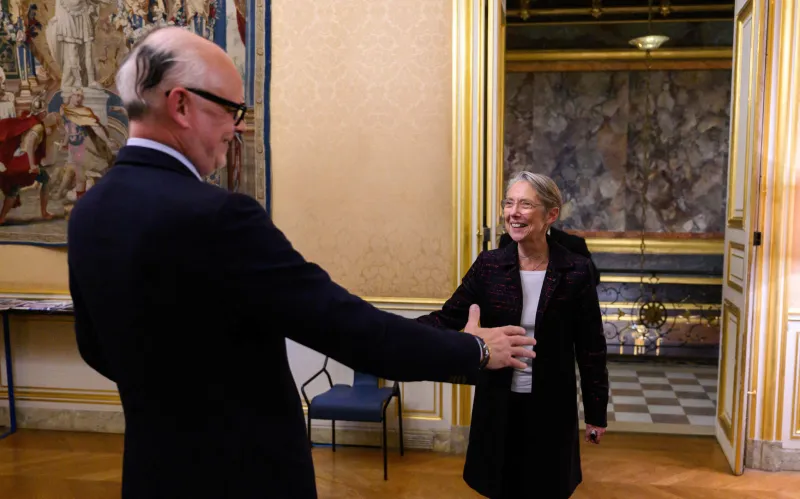 le premier ministre français elisabeth borne accueille le président du parti horizons et maire du havre edouard philippe pour un entretien à l'hôtel matignon, à paris, le 29 mars 2023 photo by jacques witt pool abacapresscom