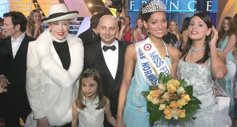 (de g à d) madame geneviève de fontenay, xavier de fontenay, cindy fabre et laetitia bleger posent après l'élection de miss france 2005 le samedi 4 décembre 2004 à tours, dans l'ouest de la france photo par laurent zabulon abaca