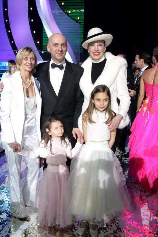 geneviève de fontenay et xavier de fontenay et sa femme annie et leur fille adelle et agathe lors de l'élection de miss france 2005 le samedi 4 décembre 2004 à tours, dans l'ouest de la france photo de laurent zabulon abaca