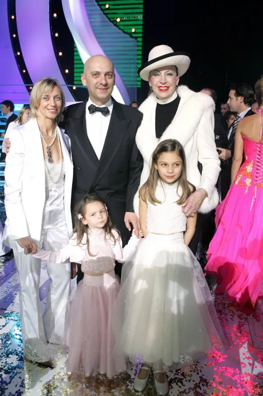 geneviève de fontenay et xavier de fontenay et sa femme annie et leur fille adelle et agathe lors de l'élection de miss france 2005 le samedi 4 décembre 2004 à tours, dans l'ouest de la france photo par laurent zabulon abaca