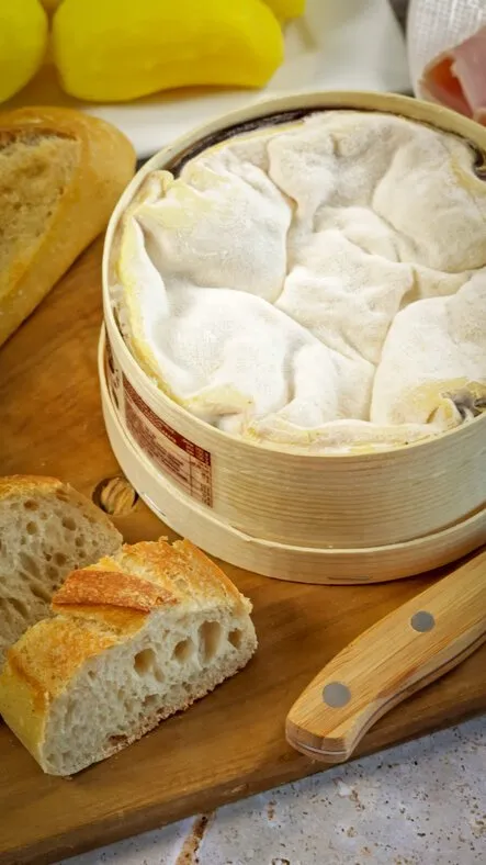 fromage mont d'or en gros plan sur une table