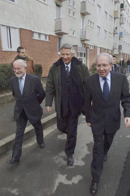 dominique de villepin visite le quartier de beauregard en banlieue parisienne