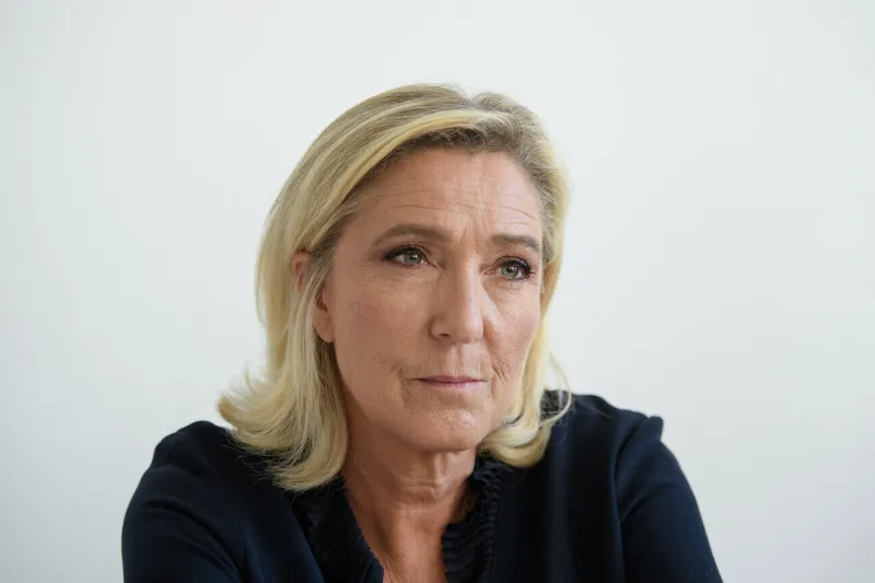marine le pen visite un centre de soins - ollioules