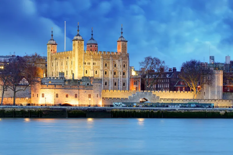 tower of london at night, uk