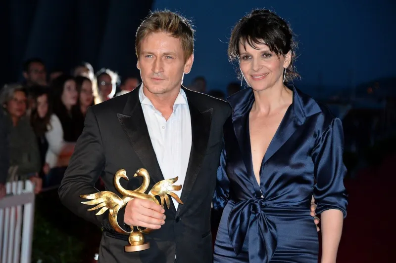 benoit magimel et juliette binoche posent lors de la cérémonie de clôture du 29e festival du film romantique de cabourg au grand casino, france le 13 juin 2015 photo by nicolas briquet abacapresscom