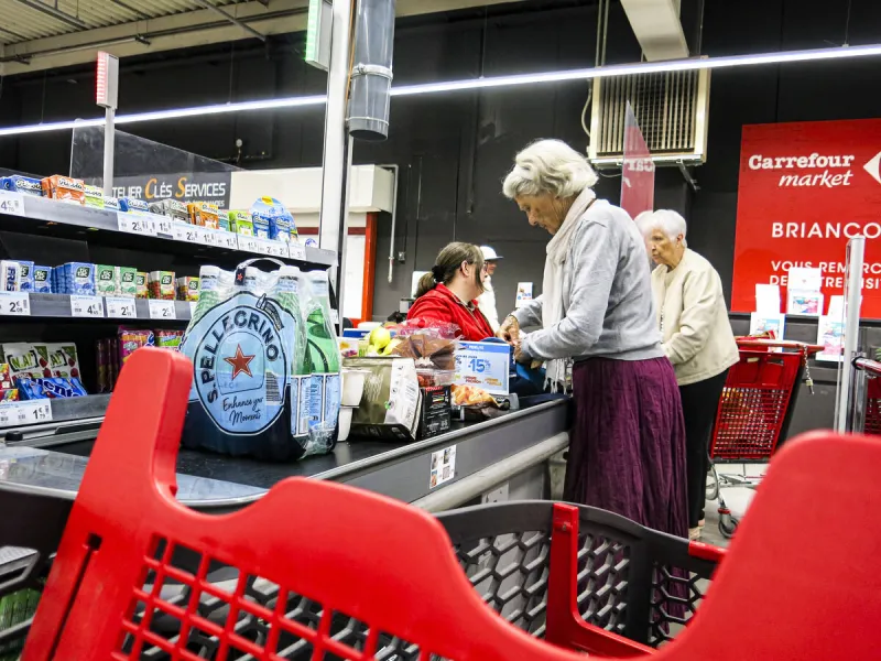 deux personnes âgées sont à la caisse d'un supermarché, france le 30 juin 2023 llustration d'un supermarché carrefour photo par thibaut durand abacapresscom