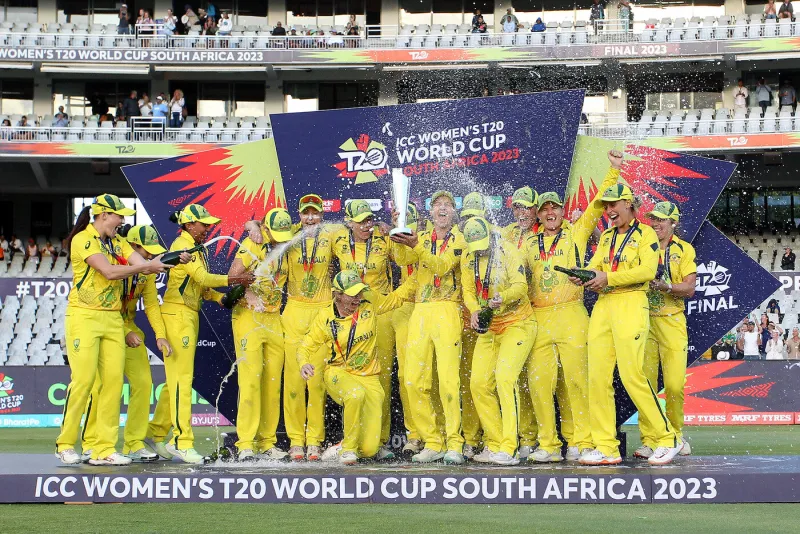 l'australie célèbre sa victoire lors de la finale de la coupe du monde féminine t20 de l'icc 2023 entre l'australie et l'afrique du sud qui s'est déroulée au newlands cricket ground au cap le 26 février