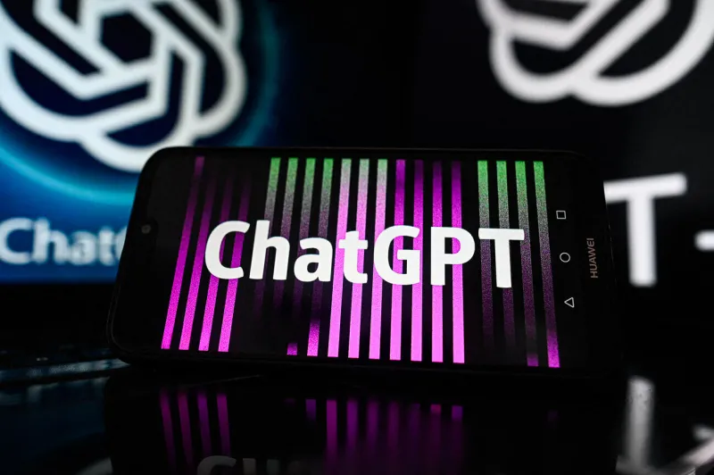 dans cette photo d'illustration, un logo chat gpt est affiché sur un smartphone et en arrière-plan photo par omar marques   sopa images spus abacapresscom strictement à des fins d'information éditoriale uniquement