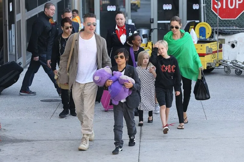 brad pitt et angelina jolie avec tous les enfants à lax - la