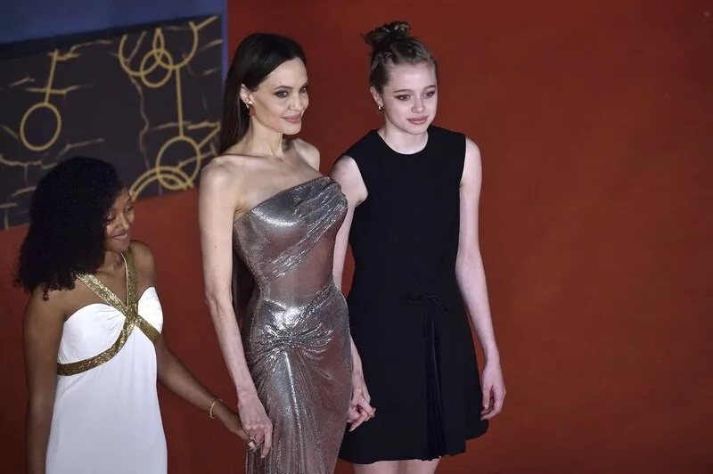 l'actrice américaine angelina jolie (robe versace) avec ses filles zahara marley jolie-pitt et shiloh jolie-pitt au rome film fest 2021 tapis rouge du festival eternals rome (italie), 24 octobre 2021 photo par mondadori portfolio spus abacapresscom