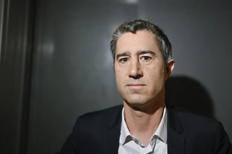 francois ruffin, député lfi de la somme posant pour des photos avant une interview pour dimanche en politique sur la chaîne france 3 à paris, france le 26 novembre 2023, à paris, france photo by stephane le tellec abacapresscom