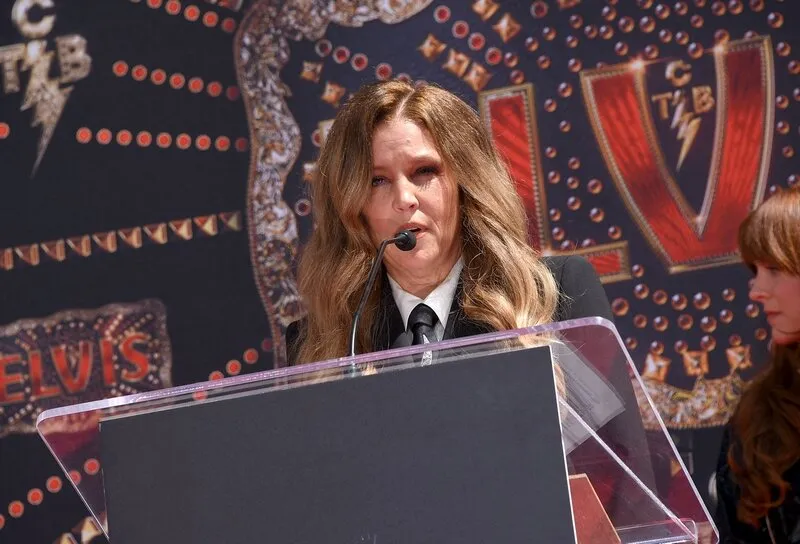 lisa marie presley lors de la cérémonie de remise des empreintes de la famille presley à l'occasion de la sortie du film 'elvis' de baz luhrmann au tcl chinese theatre imax à hollywood, ca le 21 juin 2022 photo par lisa oconnor aff abacapresscom
