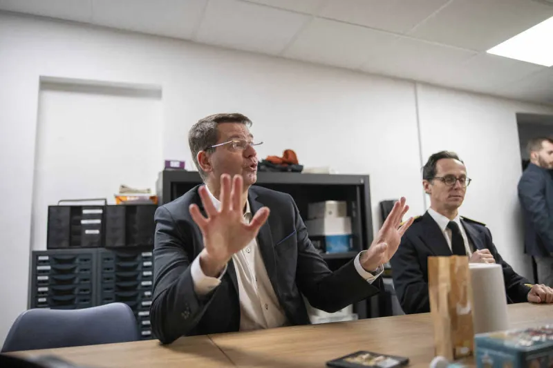 patrice vergriete visite un centre d'insertion sociale - paris