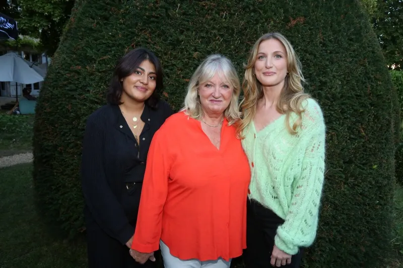 charlotte de turckheim et ses filles johanna piaton de turckheim et jeanne de turckheim lors du photocall mince alors 2 dans le cadre du 14ème festival du film d'angoulême à angoulême, en france, 25 août 2021 photo by jerome domine abacapresscom