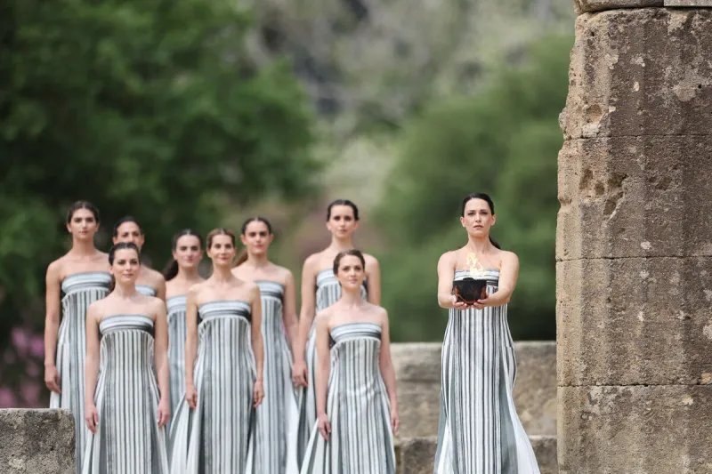 cérémonie d'allumage de la flamme olympique - olympie